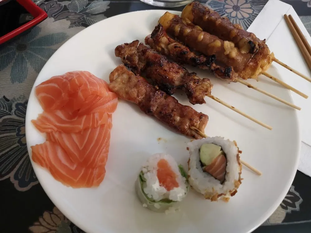 Brochettes Yakitori Diverses Sashimi Et Sushis